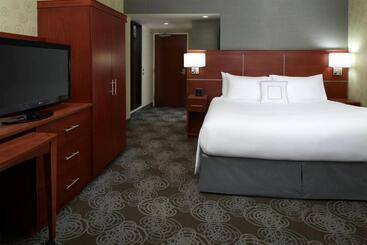 בית מלון כפרי Courtyard By Marriott Montreal Airport