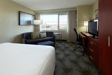בית מלון כפרי Courtyard By Marriott Montreal Airport