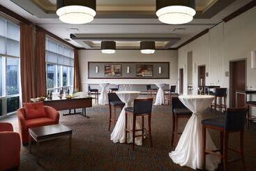 בית מלון כפרי Courtyard By Marriott Montreal Airport