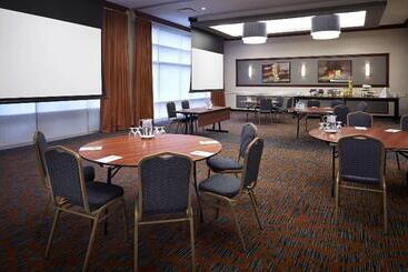 בית מלון כפרי Courtyard By Marriott Montreal Airport