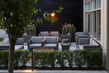בית מלון כפרי Courtyard By Marriott Montreal Airport