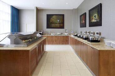 בית מלון כפרי Courtyard By Marriott Montreal Airport