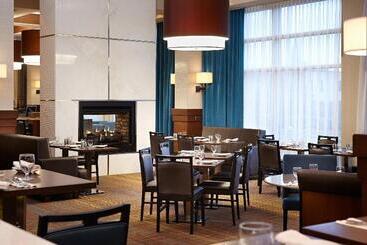 בית מלון כפרי Courtyard By Marriott Montreal Airport