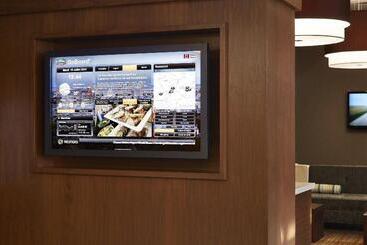 בית מלון כפרי Courtyard By Marriott Montreal Airport