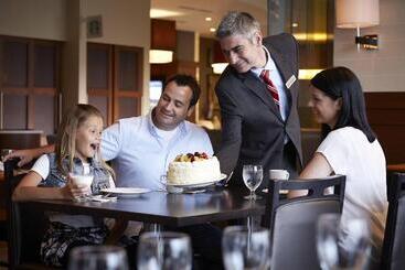 בית מלון כפרי Courtyard By Marriott Montreal Airport