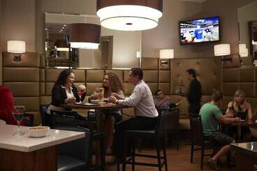בית מלון כפרי Courtyard By Marriott Montreal Airport