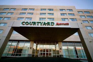 בית מלון כפרי Courtyard By Marriott Montreal Airport