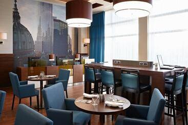 בית מלון כפרי Courtyard By Marriott Montreal Airport