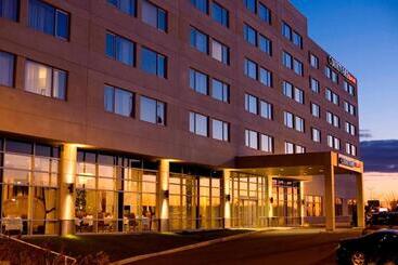 בית מלון כפרי Courtyard By Marriott Montreal Airport