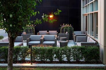 בית מלון כפרי Courtyard By Marriott Montreal Airport