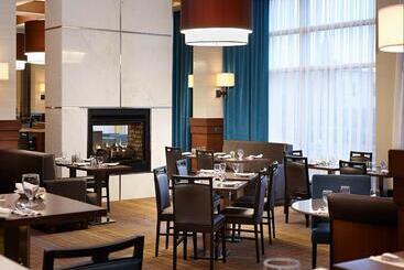 בית מלון כפרי Courtyard By Marriott Montreal Airport