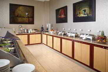 בית מלון כפרי Courtyard By Marriott Montreal Airport