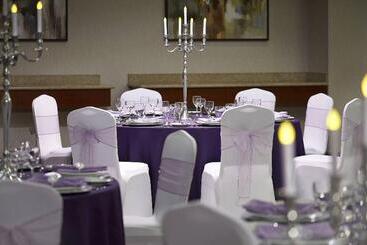 בית מלון כפרי Courtyard By Marriott Montreal Airport