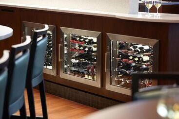 בית מלון כפרי Courtyard By Marriott Montreal Airport