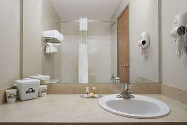 هتل Days Inn By Wyndham Red Deer