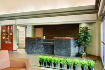 هتل Days Inn By Wyndham Red Deer