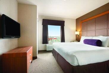 هتل Days Inn By Wyndham Red Deer