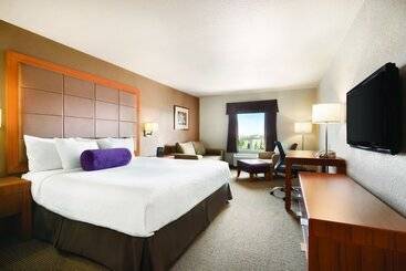 هتل Days Inn By Wyndham Red Deer
