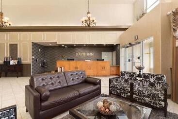 هتل Days Inn By Wyndham Saskatoon
