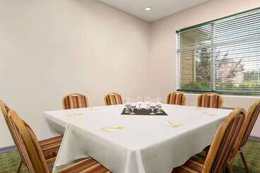 هتل Days Inn By Wyndham Oromocto Conference Centre