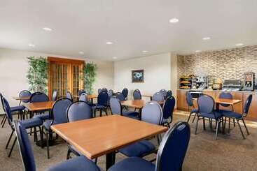 هتل Days Inn & Suites By Wyndham Thompson