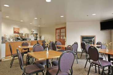 هتل Days Inn & Suites By Wyndham Thompson