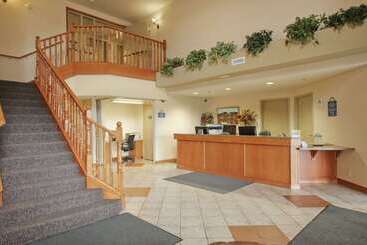 هتل Days Inn & Suites By Wyndham Thompson