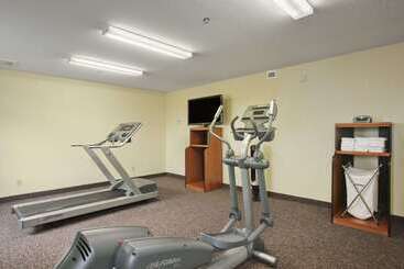 هتل Days Inn & Suites By Wyndham Thompson