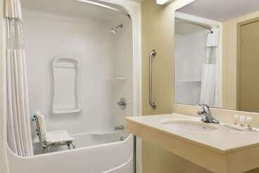 هتل Days Inn & Suites By Wyndham Thompson