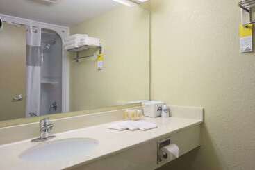 هتل Days Inn & Suites By Wyndham Thompson