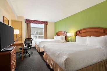 هتل Days Inn & Suites By Wyndham Thompson