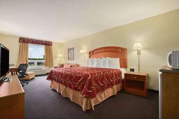 هتل Days Inn & Suites By Wyndham Thompson