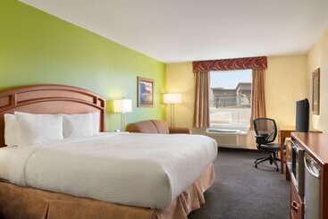 هتل Days Inn & Suites By Wyndham Thompson