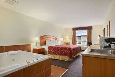 هتل Days Inn & Suites By Wyndham Thompson