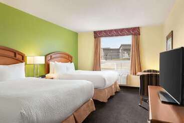 هتل Days Inn & Suites By Wyndham Thompson