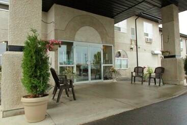 هتل Days Inn & Suites By Wyndham Thompson