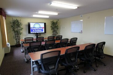 هتل Days Inn & Suites By Wyndham Thompson