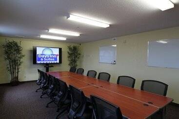 هتل Days Inn & Suites By Wyndham Thompson