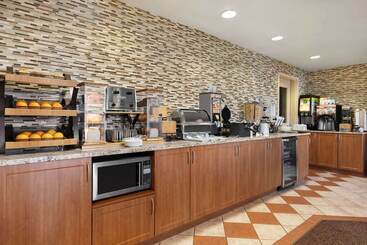 هتل Days Inn & Suites By Wyndham Thompson
