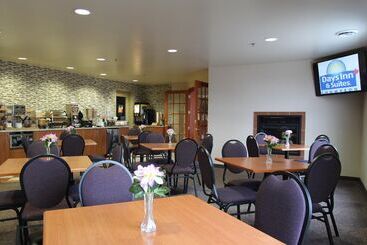 هتل Days Inn & Suites By Wyndham Thompson