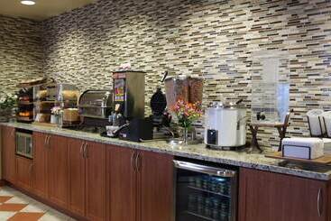 هتل Days Inn & Suites By Wyndham Thompson