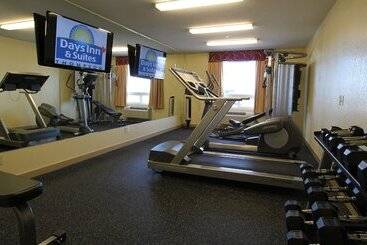هتل Days Inn & Suites By Wyndham Thompson