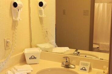 هتل Days Inn & Suites By Wyndham Thompson