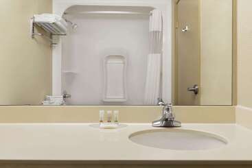 هتل Days Inn & Suites By Wyndham Thompson