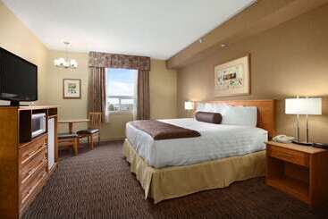 هتل Days Inn & Suites By Wyndham West Edmonton