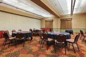 هتل Days Inn & Suites By Wyndham West Edmonton