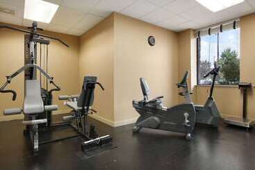 هتل Days Inn & Suites By Wyndham West Edmonton