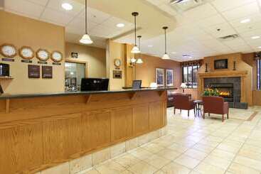 هتل Days Inn & Suites By Wyndham West Edmonton