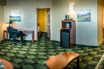 هتل Deerfoot Inn And Casino