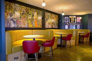 בית מלון כפרי Doubletree By Hilton Coventry Building Society Arena